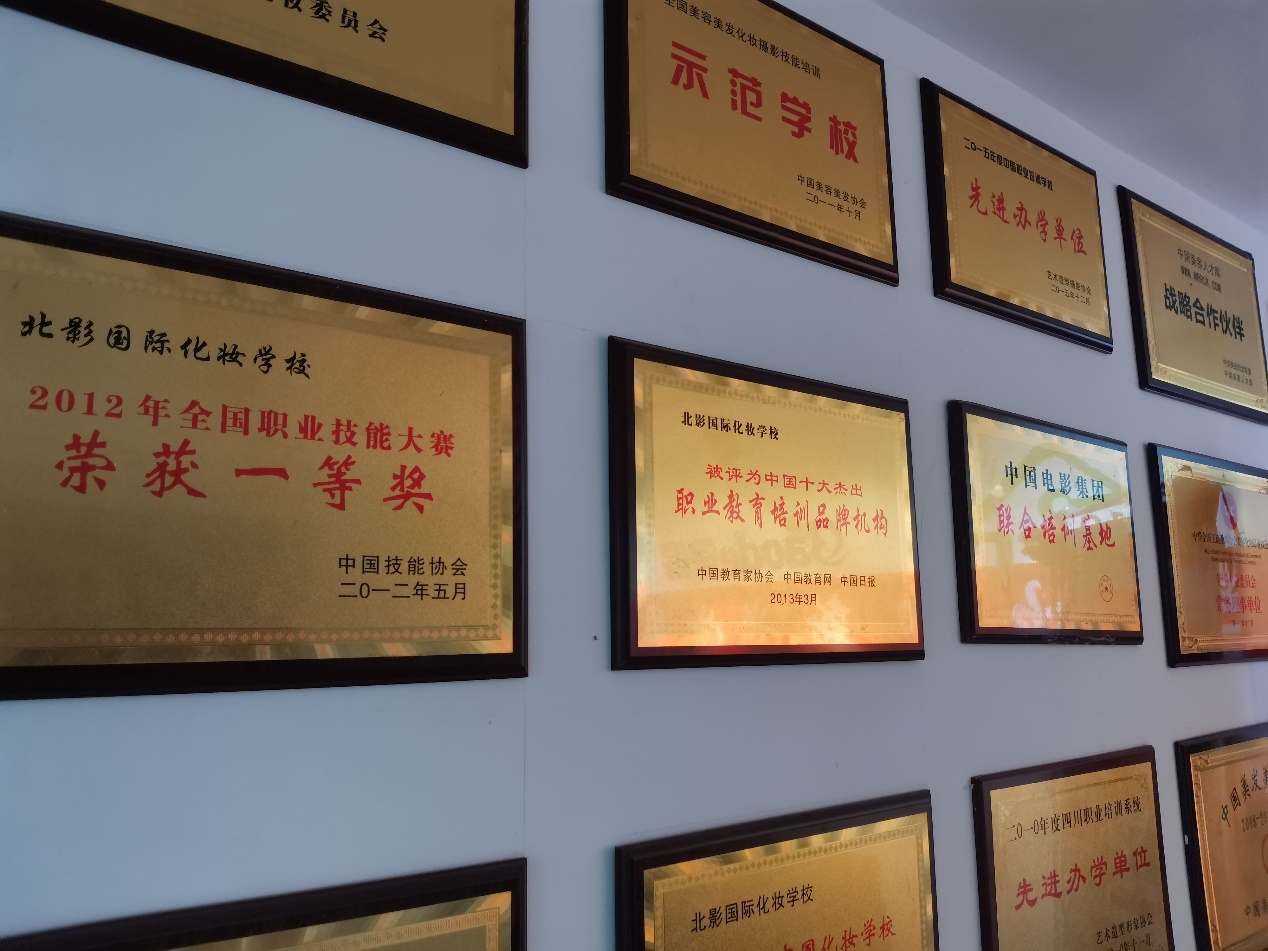 成都影楼化妆培训排名.png